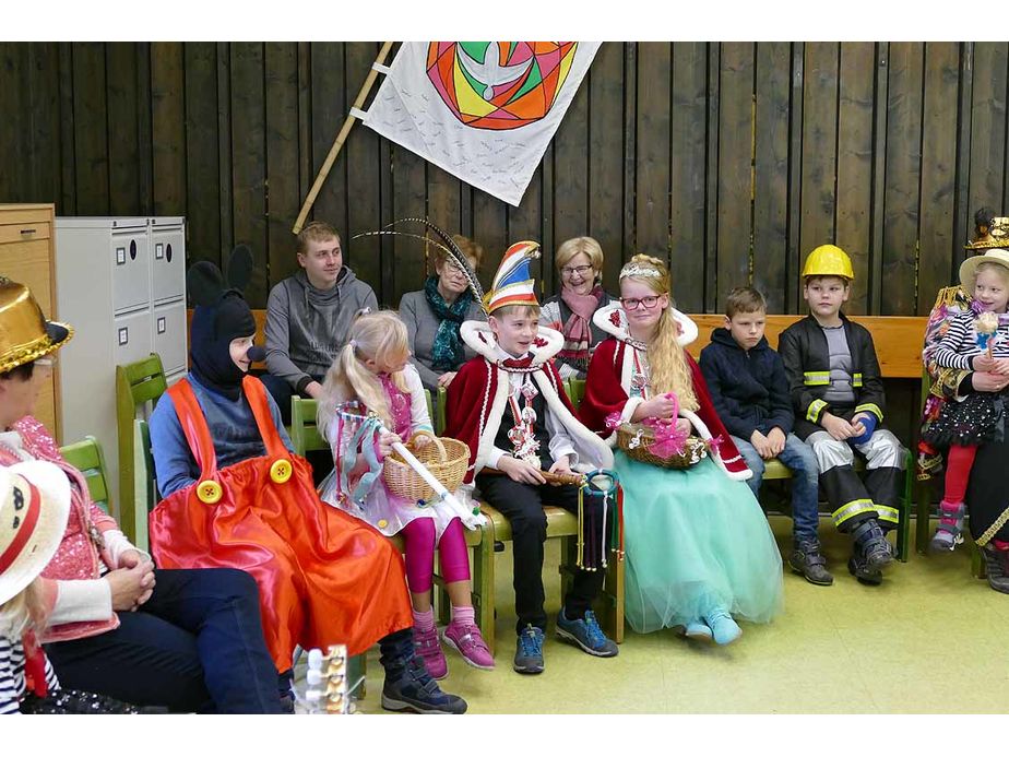 Naumburger Prinzenpaare mit Hofnarren besuchen den Kindergottesdienst (Foto: Karl-Franz Thiede)